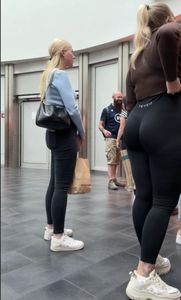 Such a nice big ass in Teveo leggings(Not OC)