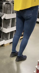 :diamond_shape_with_a_dot_inside:IKEA worker extreme TIGHT Jeans [OC]