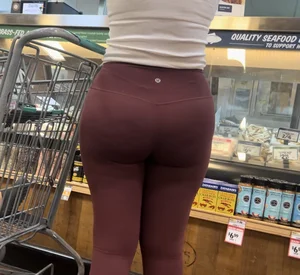 Milf with lovely vtl in maroon lululemons (OC)