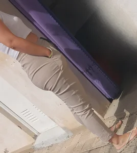 Sport jeans round ass milf