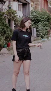 Street candid hottie wearing shorts who likes her freedom