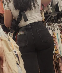 Thick Latina MILF shows off dumpy in black jeans