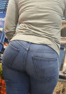 Ebony Milf Bubble Butt Wrapped in Jeans