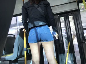 GOOD ASS IN JEAN SHORTS! IN BUS😻