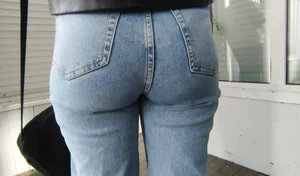 Girl with a round ass🍑