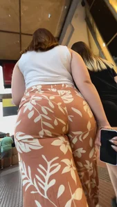 A duo of big asses white girls (OC)