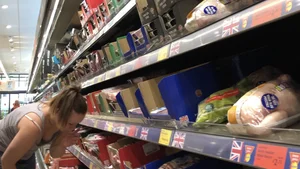 Thick girl showing cleavage while downbloused at the market