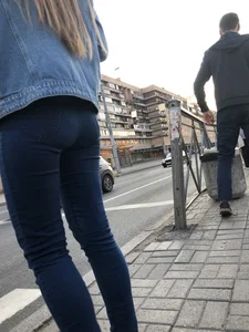 Nice candid girl crossing the street, hot ass and slim legs in tight blue jeans