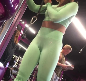 Quick candid clip of a gym babe working out with amazing camel toe in green leggings