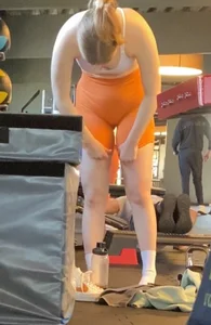 Gym pawg in orange shorts