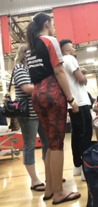 Fit lightskin with a bubble on her