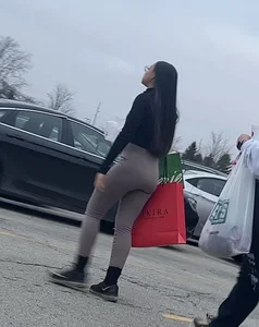 Caught this Hot tight babe in leggings leaving