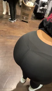 Thick ebony in leggings bent over