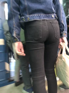 Hot Ass in Tight Jeans Subway Candid Closeup