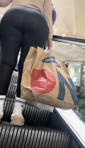 Latina MILF with an INSANE fat ass (OC)
