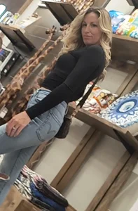 Beautiful milf enjoys me recording her