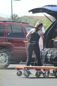 Hoe Depot girl with big booty loading her SUV in leggings with vpl
