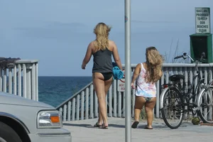 Even more sexy Florida bikini babes including a midget in a bikini