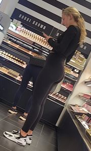 Bubble Blonde  Xmas Shopping in Leggings