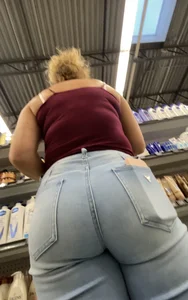 Walmart milf with PERFECT ass in tight jeans (oc)