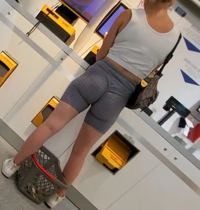 German Gym girl in Store🍑[maybe busted]