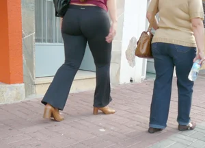 Lady with a nice big booty in leggings with vtl
