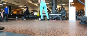 Gym blonde in turquoise leggings notices me and doesn’t mind, even moves in front of me later for some close-ups