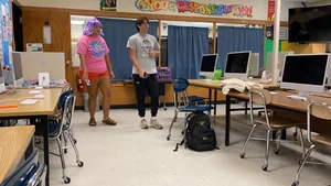 Chubby candid college girl in shorts and slippers class creepshots, purple hair