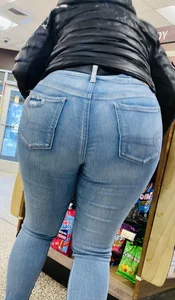 Chic w huge rounder in tight jeans‼️