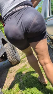 Thick ass delivery chick with vpl . She had too many bags and I needed caps