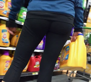 Walmart milf in line with a nice ass in leggings