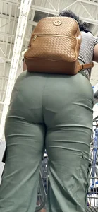 Casual milf kept bending over w strong VPL‼️