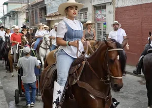 Latina cowgirls gitty up! Non OC
