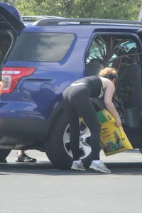 Hoe Depot girl with big booty loading her SUV in leggings with vpl