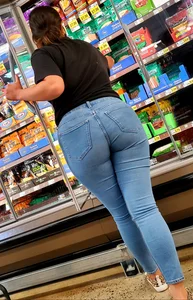 Thick ass in grocery store
