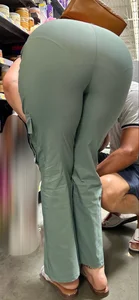 Casual milf kept bending over w strong VPL‼️
