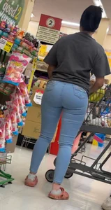 Juicy🍑 latina in tight jeans