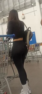 Beautiful latina girl with a perfect body in black leggings 10/10 [OC]