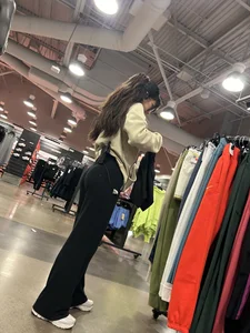 Petite Asian Nike Employees  [ OC ]