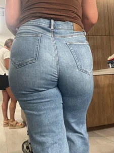 (O.C) Absolute Pawg in jeans!