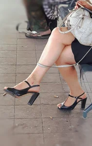 Candid girls in public showing nice legs and feet