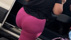 Phat ass Latina BBW in bright pink leggings ( OC)