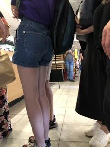Hot Bare Legs in Blue Denim Shorts Closeup Candid Pics Gallery in the Cafe Line