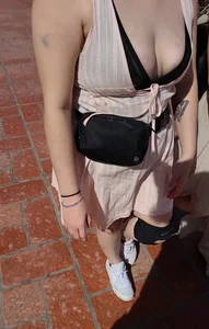 Cleavage mix at cruise port (OC)