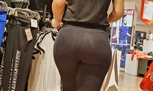 Insane bubble butt in adidas leggings