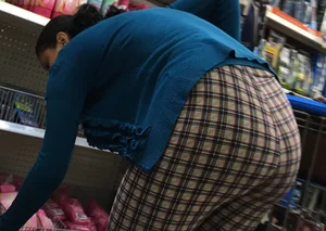 Nice big round booty in tight patterned leggings