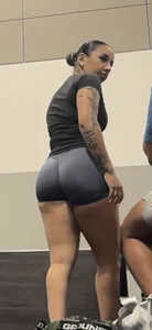 Latina loves to show her big ass
