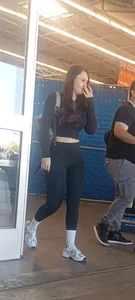 Beautiful latina girl with a perfect body in black leggings 10/10 [OC]