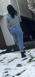 Latina in jeans