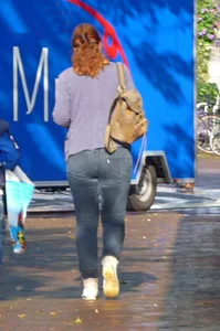 Street creepshots of girls and milfs in tight jeans